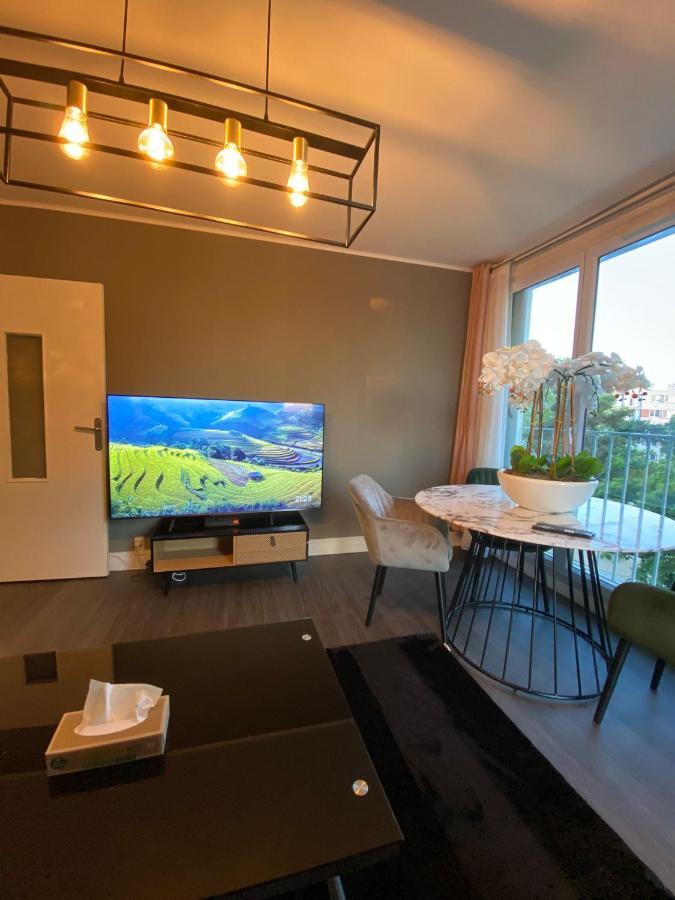 Appartement Familial Wifi Netflix Amazon Prime Saint-Cyr-lʼÉcole Exterior foto